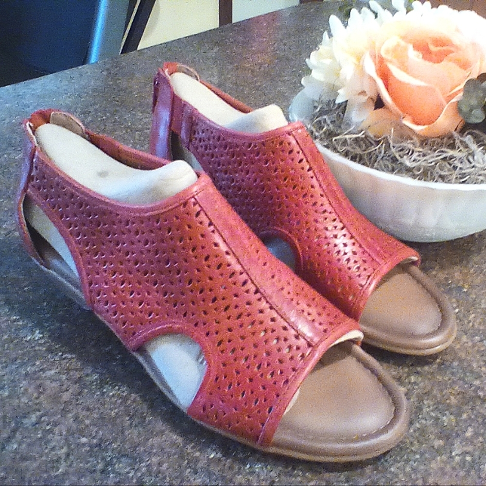 Women's Comfortiva Red Rina Leather Memory Foam Sandals,7